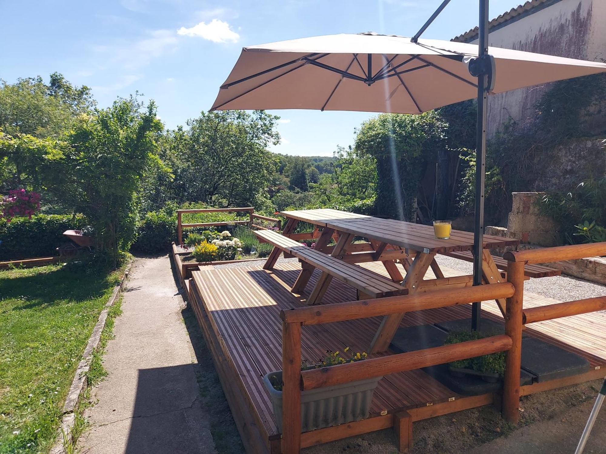 Charming Two Bedroom Gite With Beautiful Gardens コンフォラン エクステリア 写真