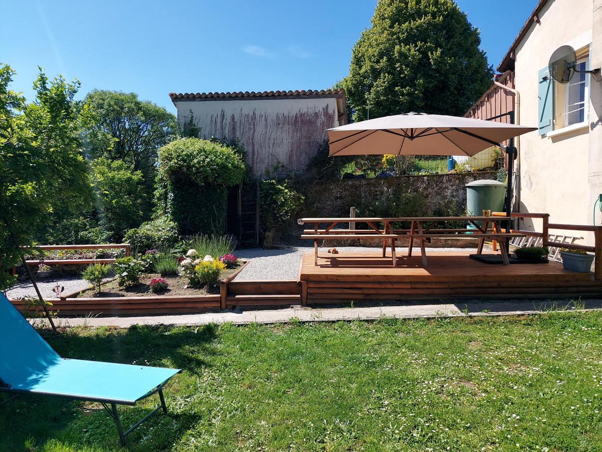 Charming Two Bedroom Gite With Beautiful Gardens コンフォラン エクステリア 写真