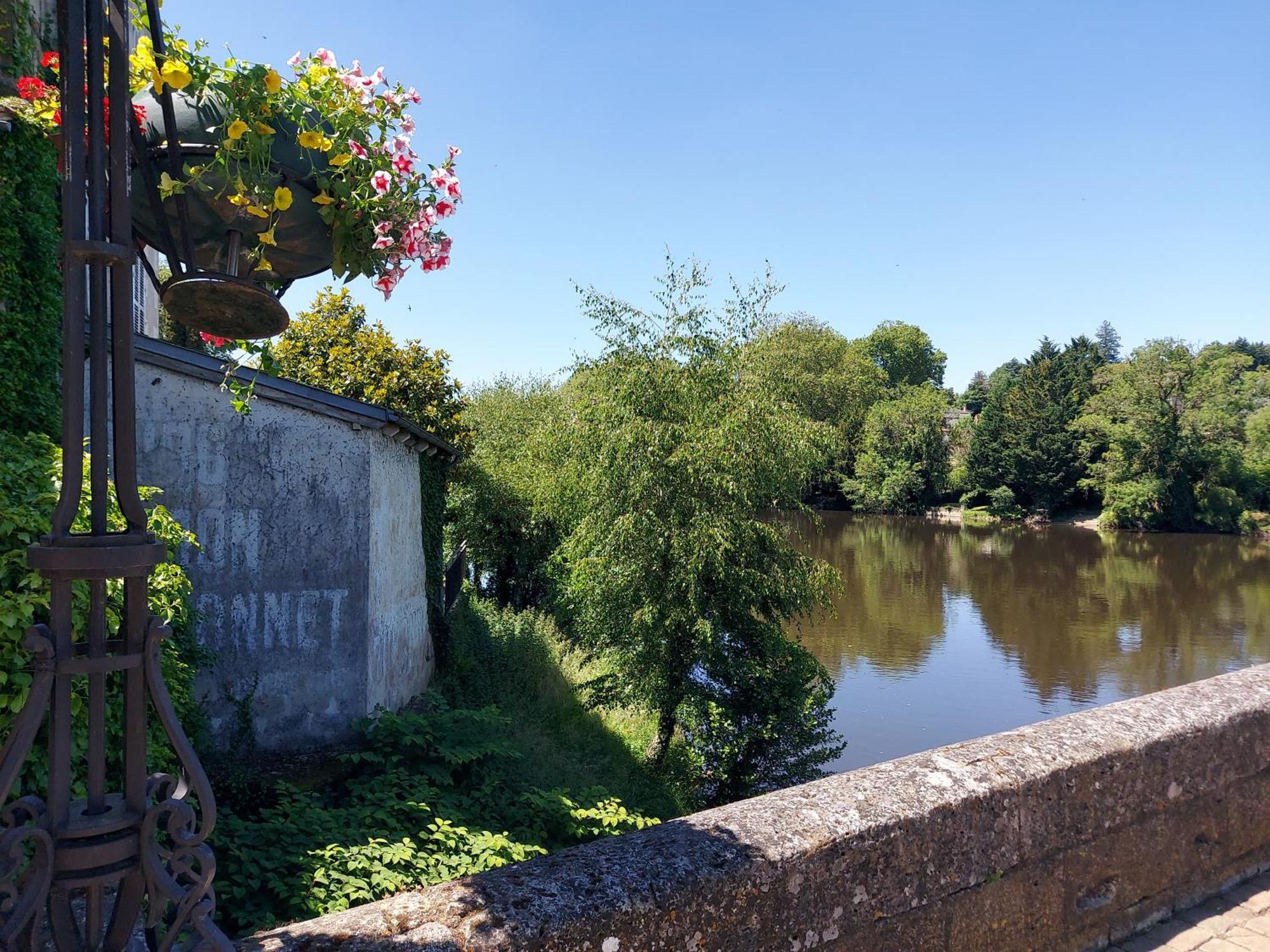 Charming Two Bedroom Gite With Beautiful Gardens コンフォラン エクステリア 写真