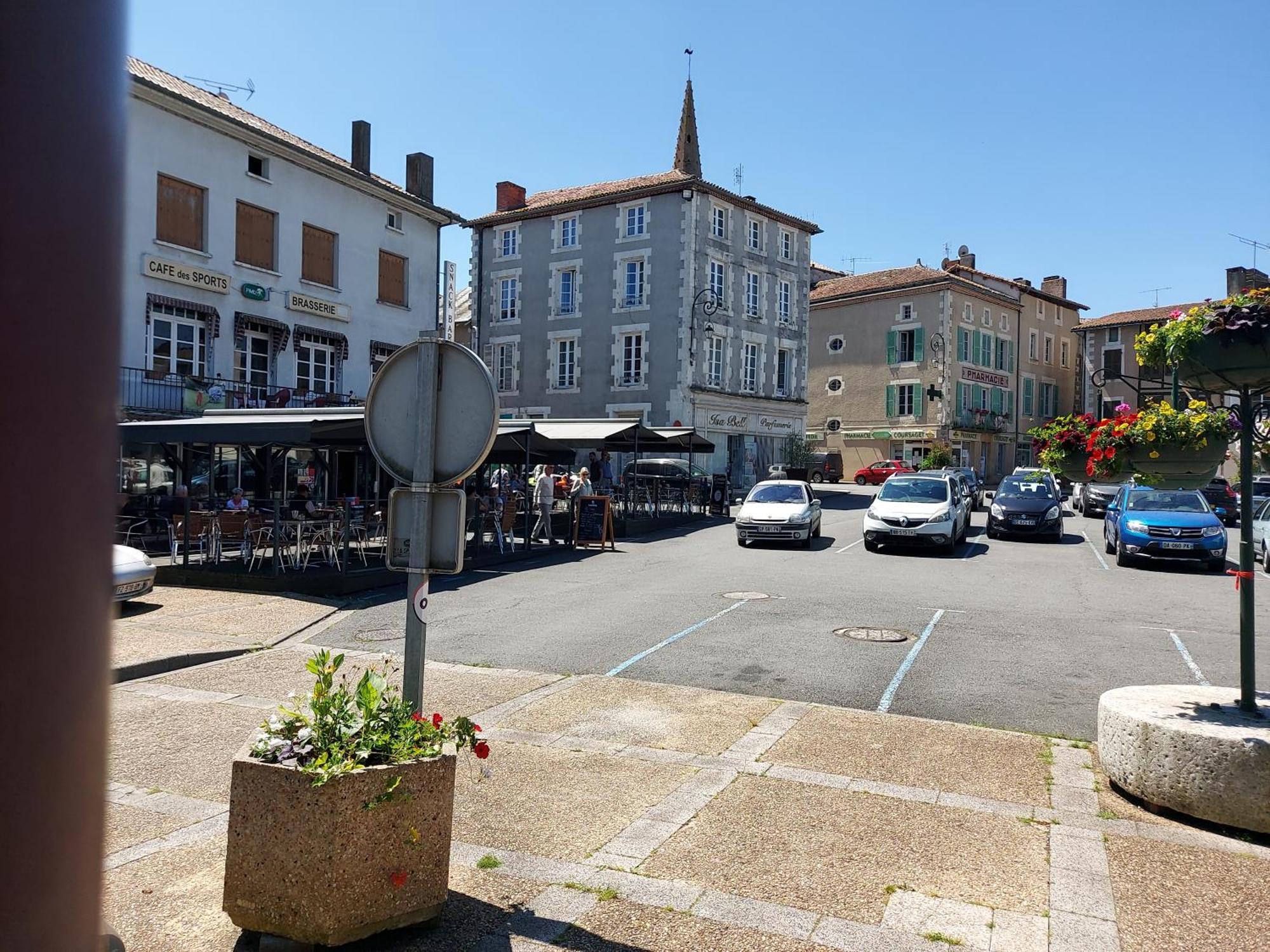 Charming Two Bedroom Gite With Beautiful Gardens コンフォラン エクステリア 写真