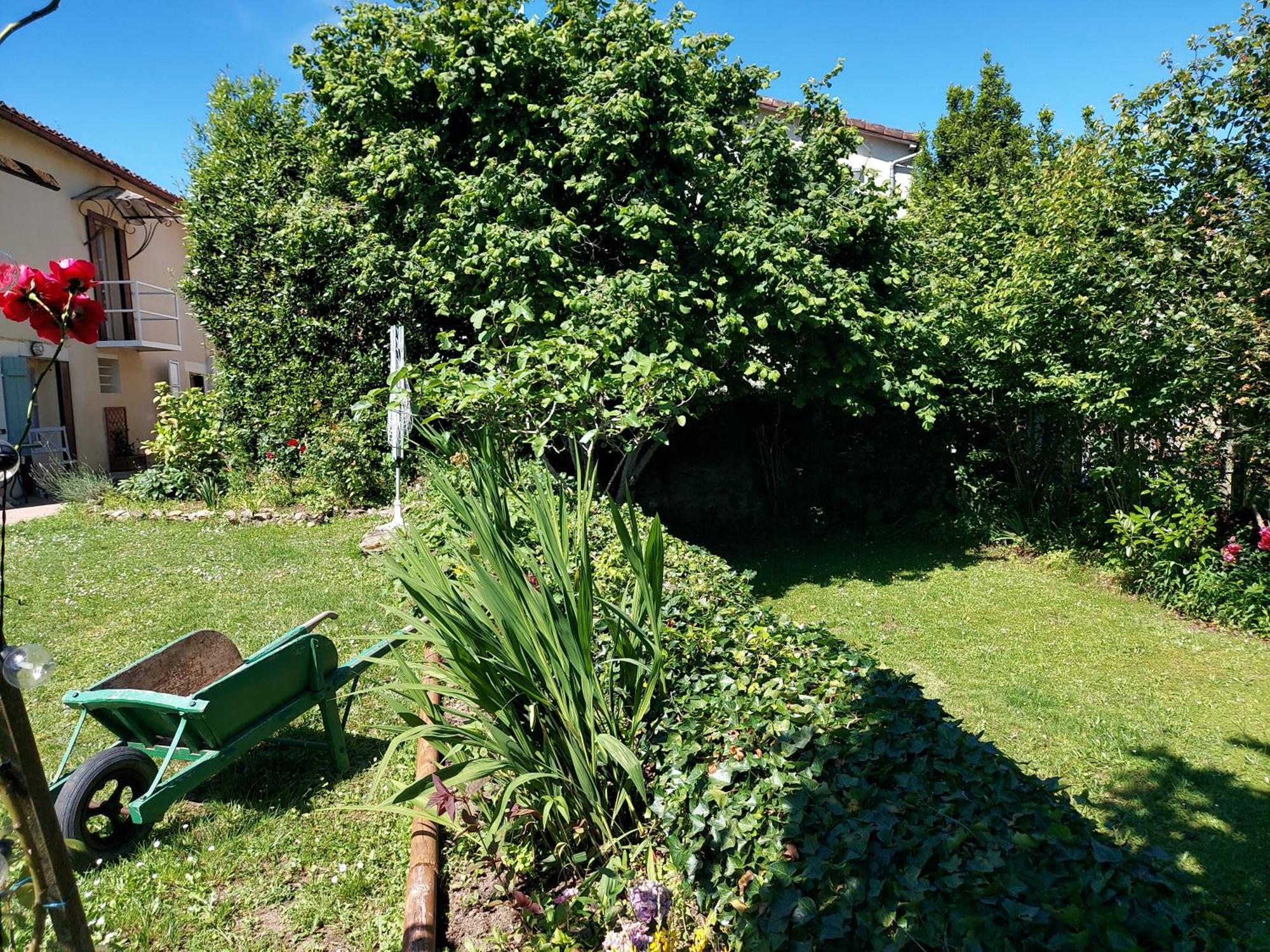 Charming Two Bedroom Gite With Beautiful Gardens コンフォラン エクステリア 写真