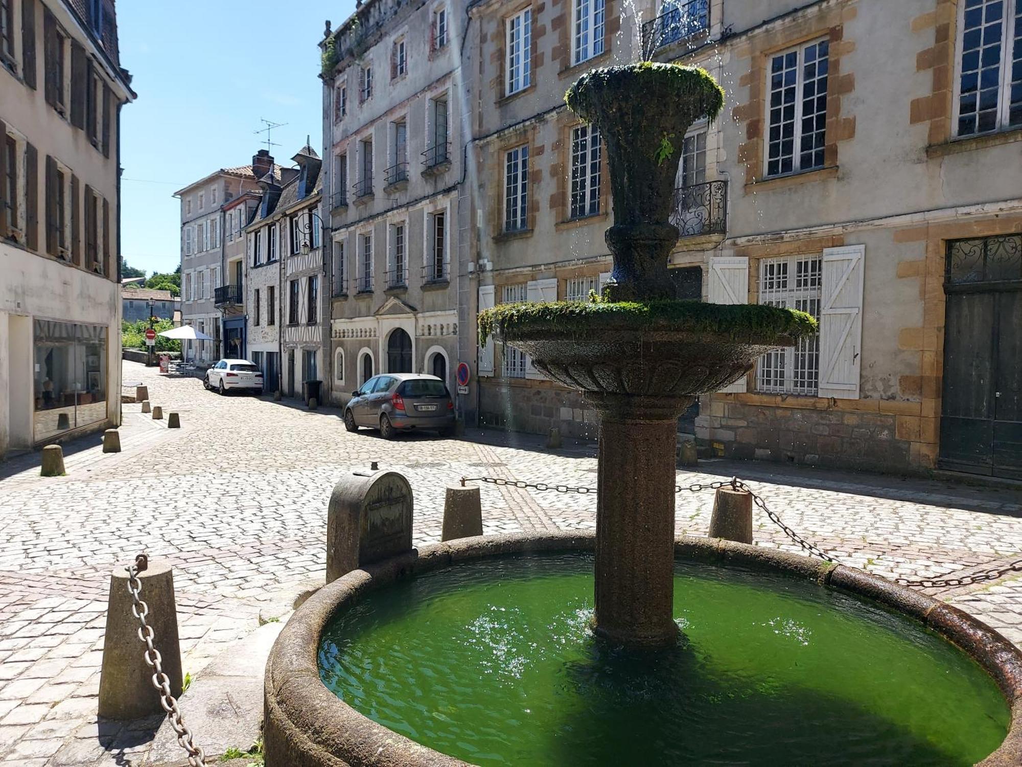 Charming Two Bedroom Gite With Beautiful Gardens コンフォラン エクステリア 写真
