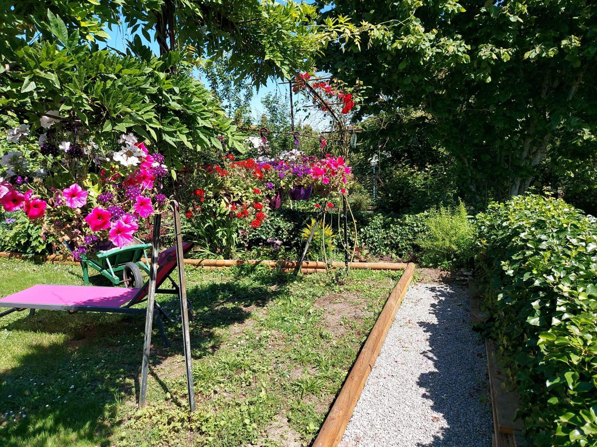 Charming Two Bedroom Gite With Beautiful Gardens コンフォラン エクステリア 写真