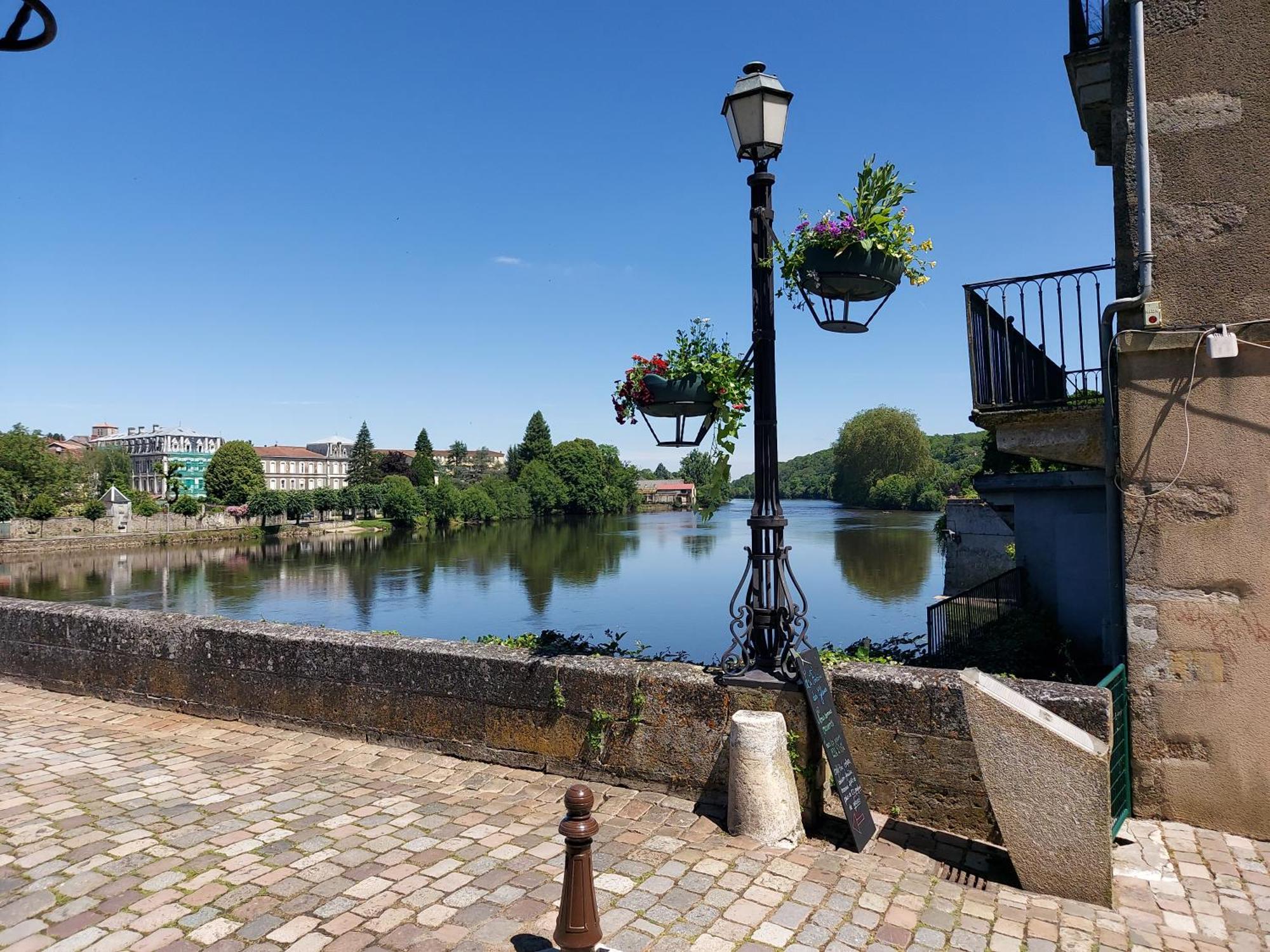Charming Two Bedroom Gite With Beautiful Gardens コンフォラン エクステリア 写真