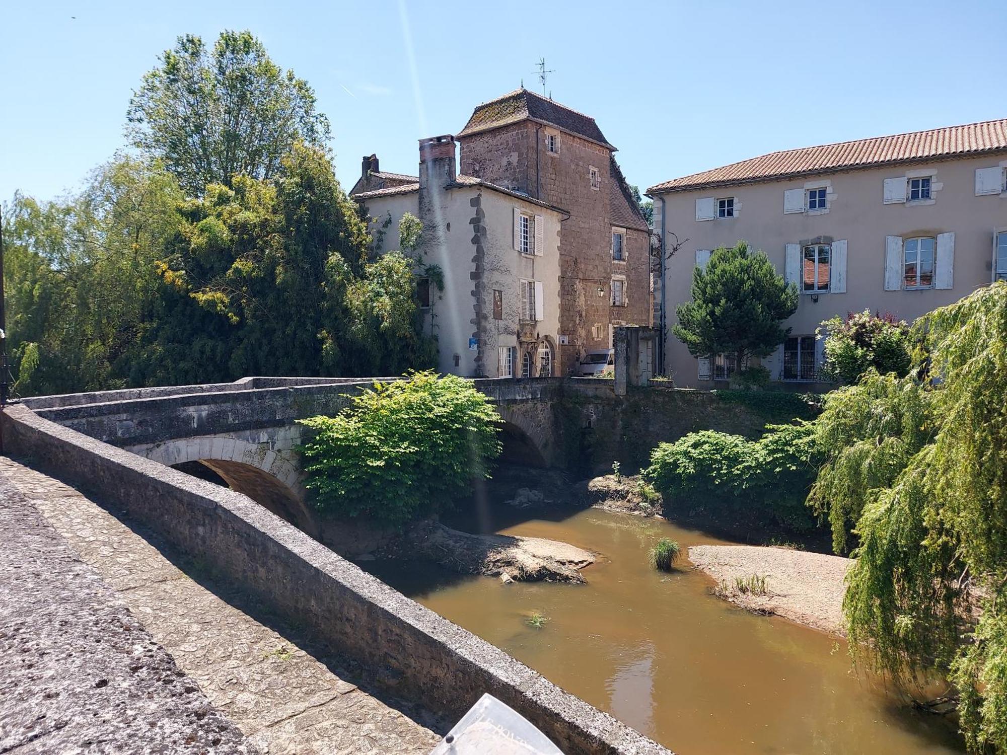 Charming Two Bedroom Gite With Beautiful Gardens コンフォラン エクステリア 写真