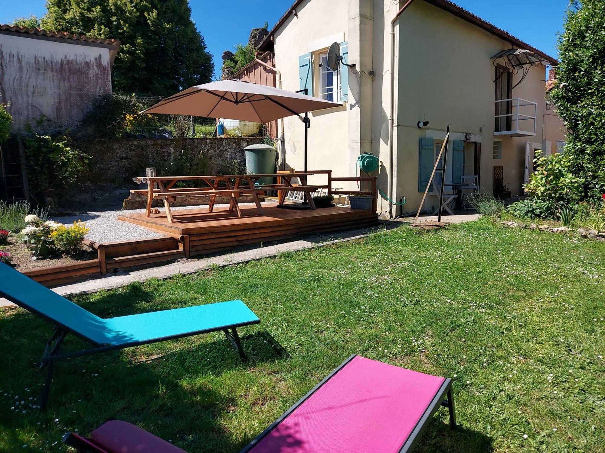 Charming Two Bedroom Gite With Beautiful Gardens コンフォラン エクステリア 写真
