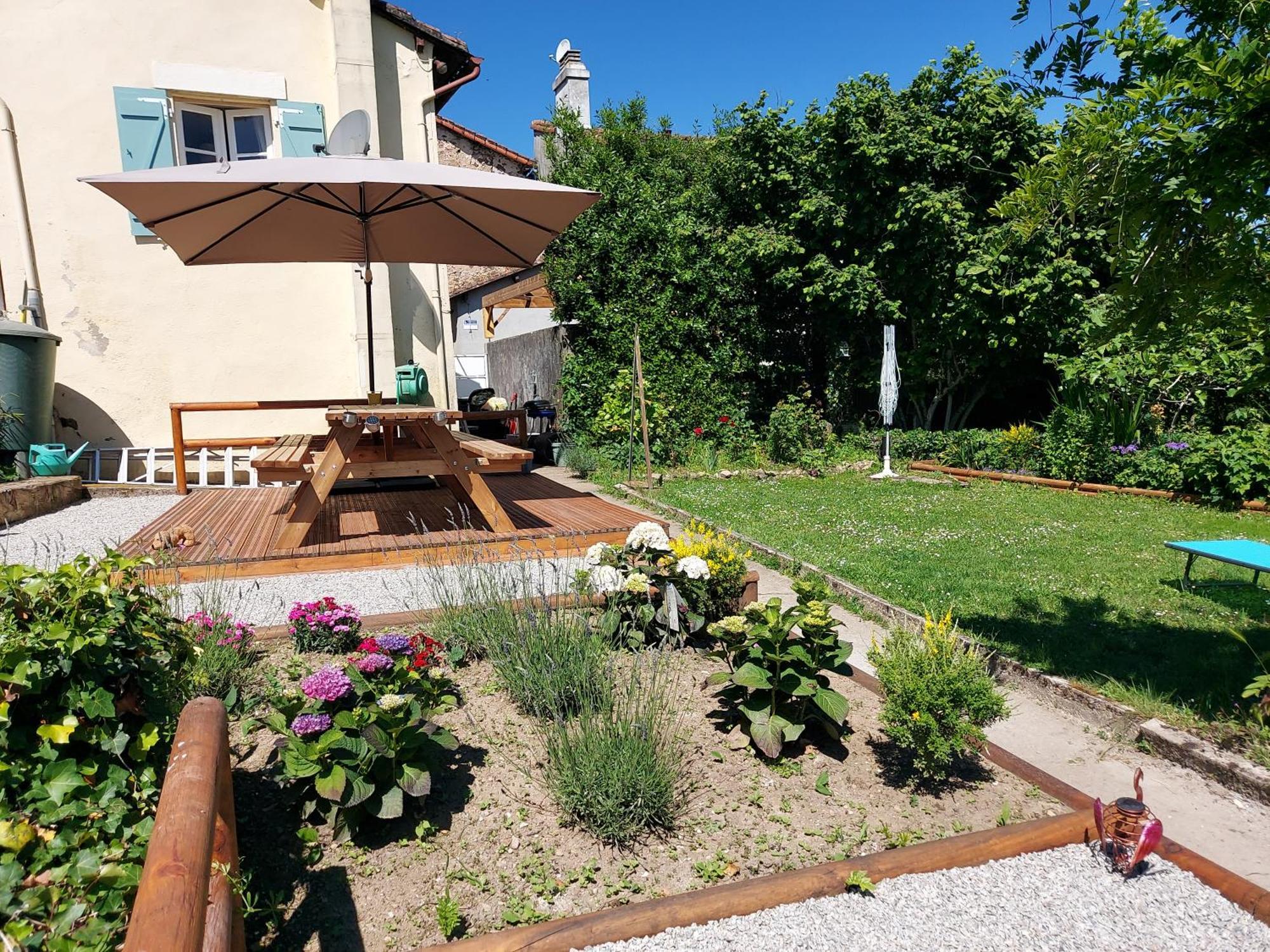 Charming Two Bedroom Gite With Beautiful Gardens コンフォラン エクステリア 写真