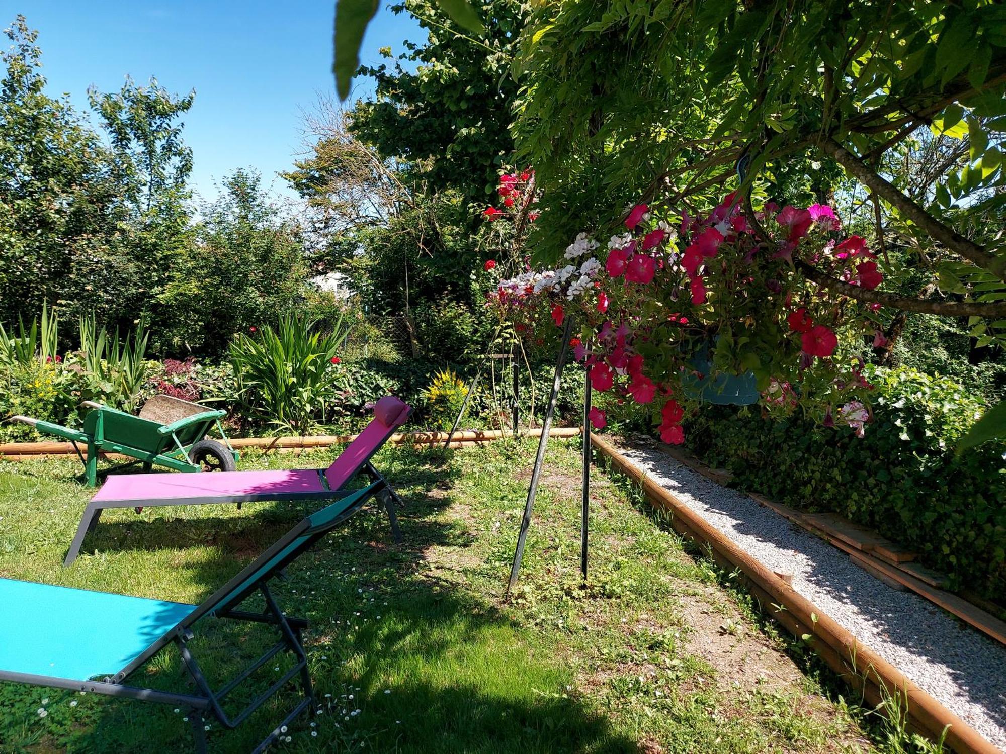 Charming Two Bedroom Gite With Beautiful Gardens コンフォラン エクステリア 写真